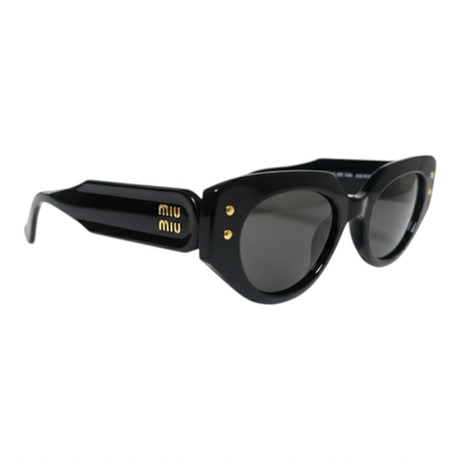 The ‘Muse’ Geometric Sunglasses | Black / Black mirrored right-facing angle