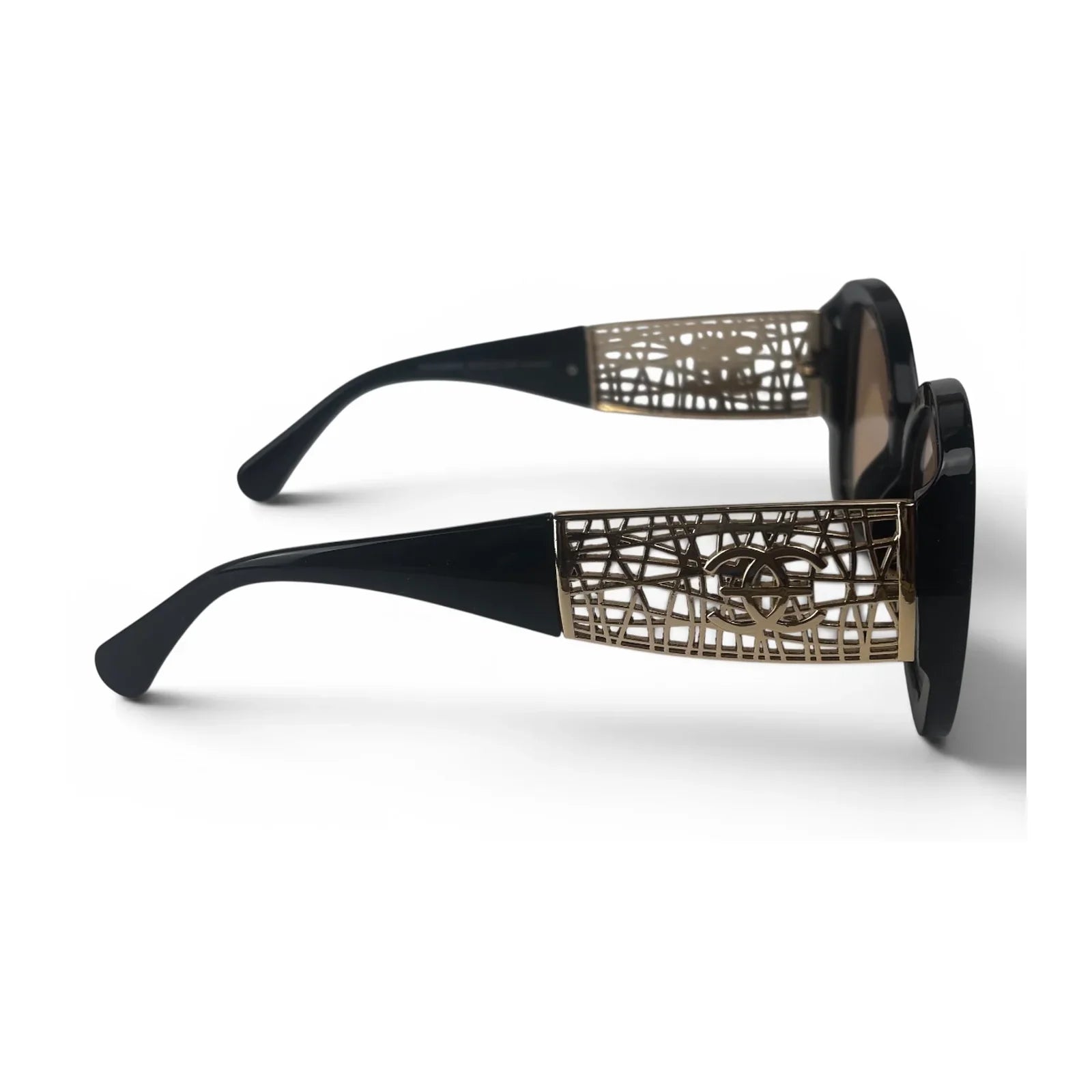 The Filigree oversized round sunglasses in black gold with brown lenses, side view