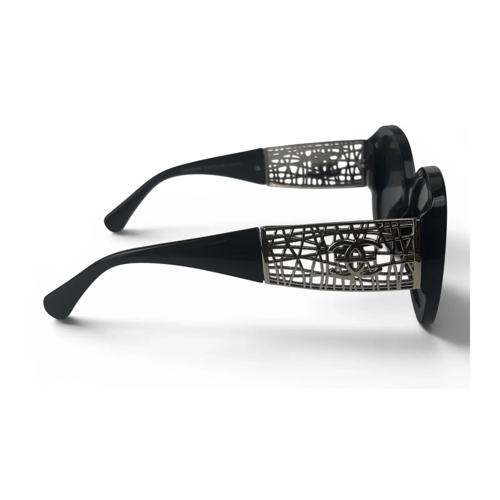 The Filigree oversized round sunglasses in black silver with dark gray lenses, side view